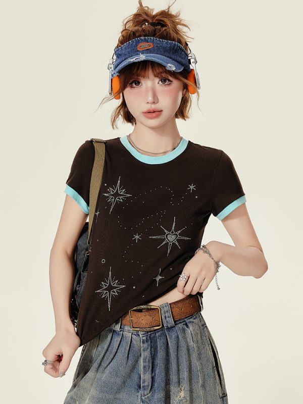American Retro Brown Round Neck Short Sleeve T-Shirt for Women - Rhinestone Slim Fit Summer Top, 90s Inspired Fashion