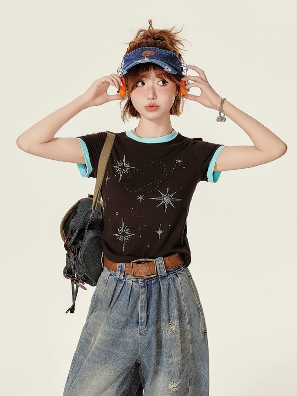 American Retro Brown Round Neck Short Sleeve T-Shirt for Women - Rhinestone Slim Fit Summer Top, 90s Inspired Fashion