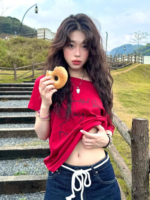 American Retro Off-Shoulder Short-Sleeve Women's Summer Letter Print Red T-Shirt - Trendy Loose Slim Fit Top for Y2K Style