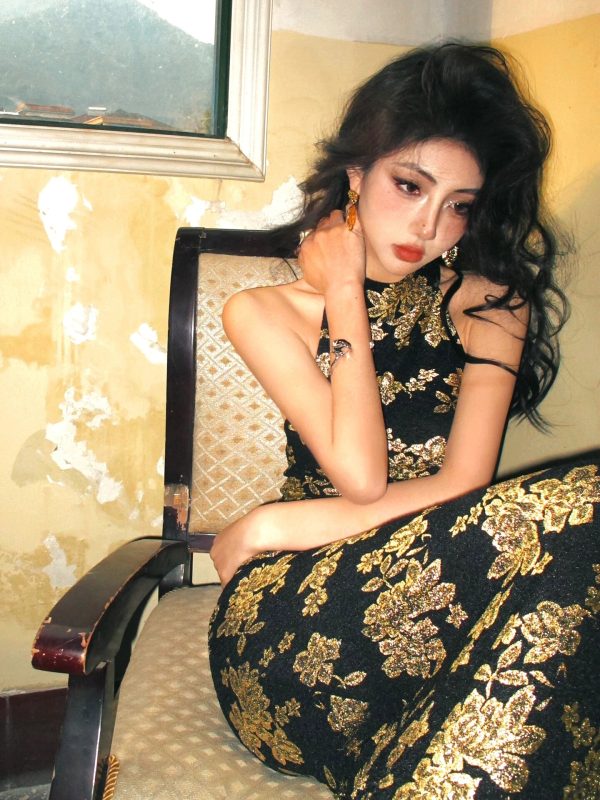 Chinese-Style Qipao with Gold Foil, Sexy Halter Neck Evening Dress, National Style, High-End Fashion for Elegant Occasions