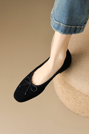 Elegant Caramel-Colored Lambskin Bow Flat Shoes for Women - Timeless Design, Shallow Mouth, Perfect for Everyday Wear