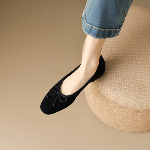 Elegant Caramel-Colored Lambskin Bow Flat Shoes for Women - Timeless Design, Shallow Mouth, Perfect for Everyday Wear