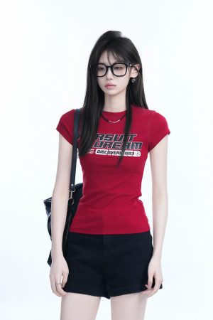 Fitted Red Short-Sleeve T-Shirt for Women - American Retro Style with Sit and Eat Until the Mountains Are Empty Print, Slimming Round Neck Design