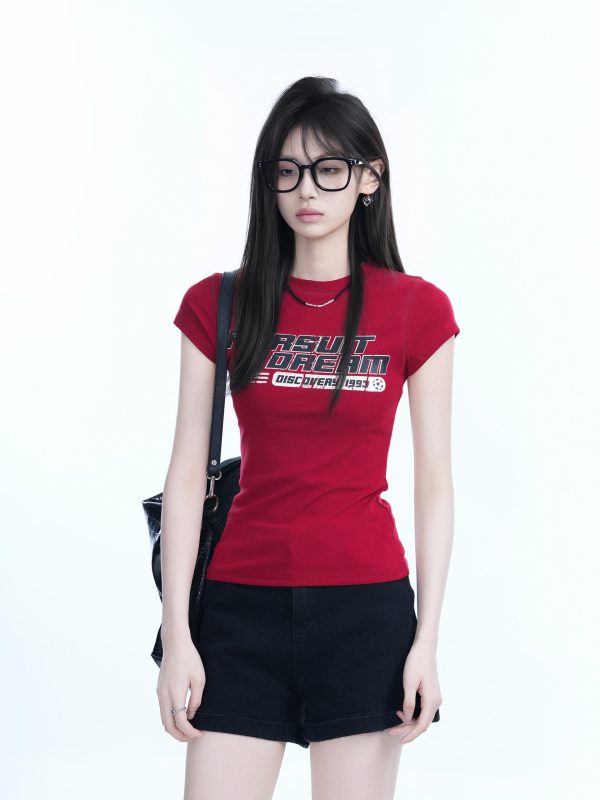 Fitted Red Short-Sleeve T-Shirt for Women - American Retro Style with Sit and Eat Until the Mountains Are Empty Print, Slimming Round Neck Design
