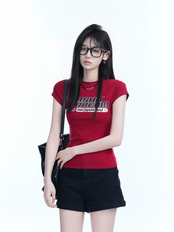 Fitted Red Short-Sleeve T-Shirt for Women - American Retro Style with Sit and Eat Until the Mountains Are Empty Print, Slimming Round Neck Design