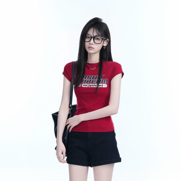 Fitted Red Short-Sleeve T-Shirt for Women - American Retro Style with Sit and Eat Until the Mountains Are Empty Print, Slimming Round Neck Design