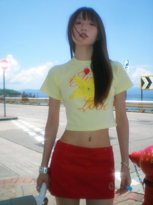 Fitted Summer T-Shirt for Women with Starfruit Print, Trendy Short Sleeves, Slimming Design, Straight Shoulder, Y2K Style Top