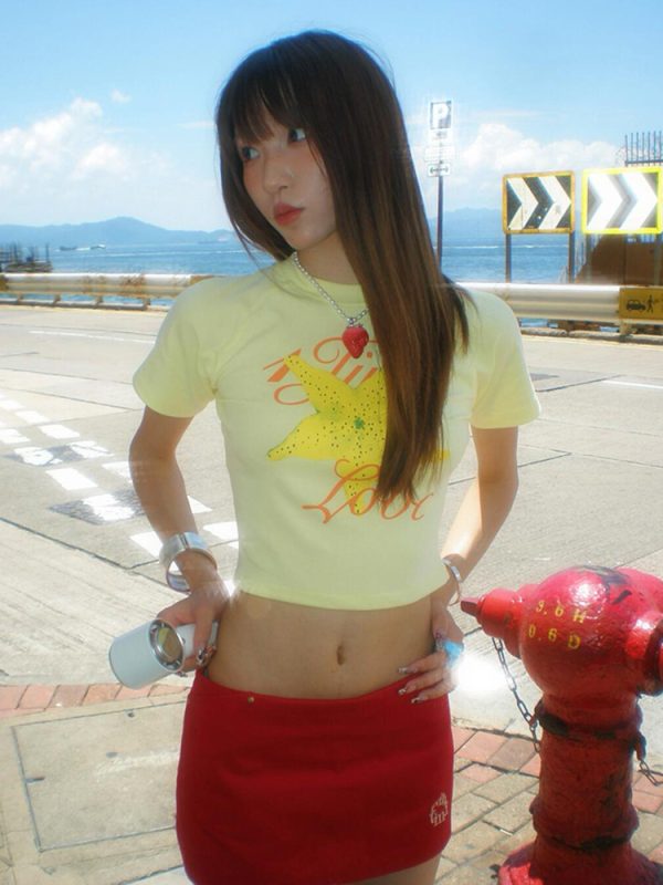 Fitted Summer T-Shirt for Women with Starfruit Print, Trendy Short Sleeves, Slimming Design, Straight Shoulder, Y2K Style Top