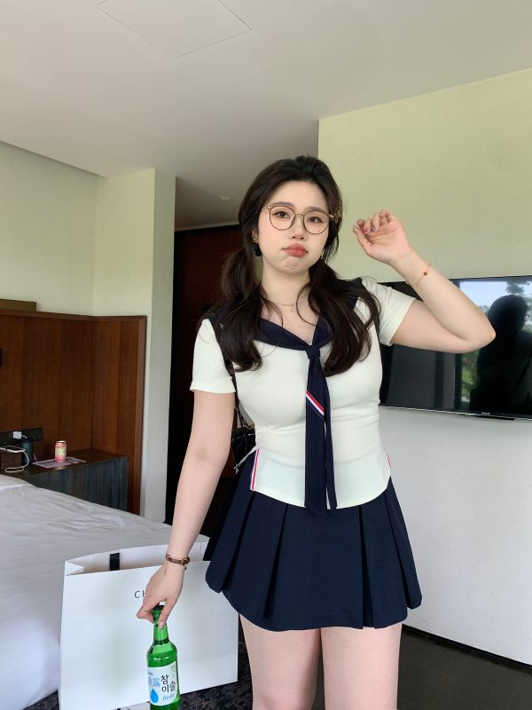 Fitted T-Shirt with Detachable Navy Collar Vest - Tokyo Style Senior Sister Top for a Chic, Slightly Chubby Fit