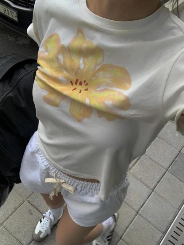Floral Korean Style Short-Sleeve T-Shirt - Lightweight Slim-Fit Cotton Top for a Youthful Look