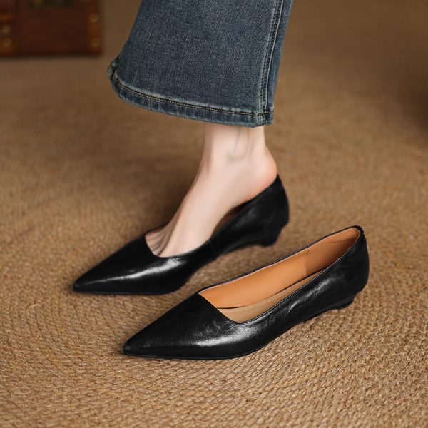 Genuine Leather Low-Heeled Pointed Toe Work Shoes for Women - Elegant Commuting Style, Italian Design, Perfect for Office and Daily Wear