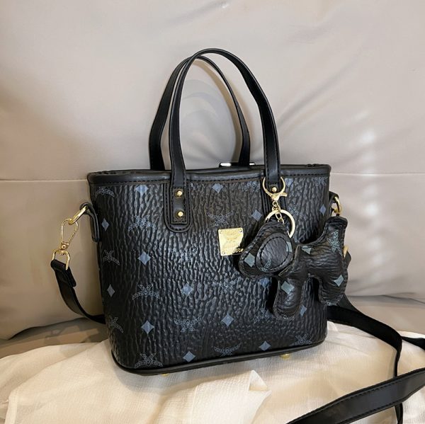 High-End Versatile Tote Bucket Bag - Trendy 2025 Shoulder Crossbody Design for Class and Commuting
