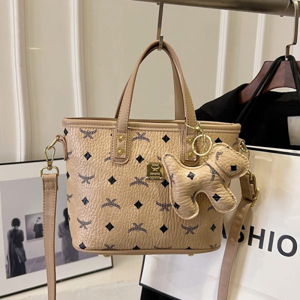 High-End Versatile Tote Bucket Bag - Trendy 2025 Shoulder Crossbody Design for Class and Commuting