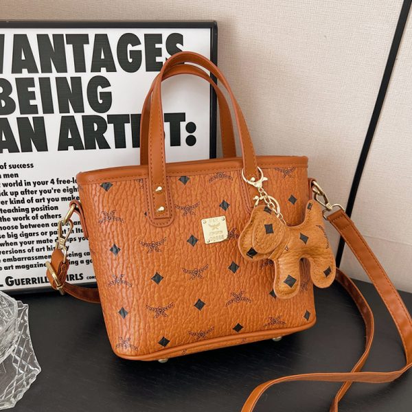 High-End Versatile Tote Bucket Bag - Trendy 2025 Shoulder Crossbody Design for Class and Commuting