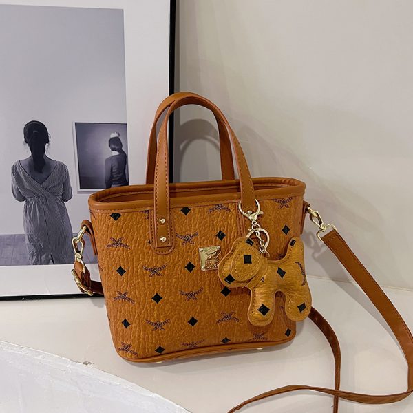 High-End Versatile Tote Bucket Bag - Trendy 2025 Shoulder Crossbody Design for Class and Commuting