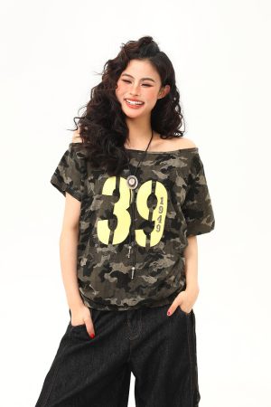 Hot Girl Off-Shoulder Camouflage Letter T-Shirt for Women, Slim-Fit Short Crop Top, Trendy Summer Drawstring Style