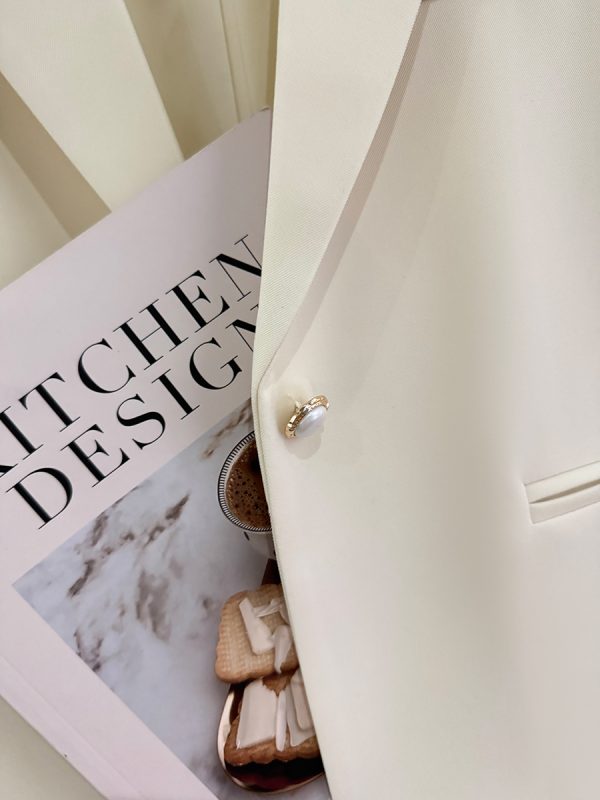 Light Beige Korean-Style Thin Blazer for Women, Elegant French Design, Petite Fit, Summer 2025 Collection