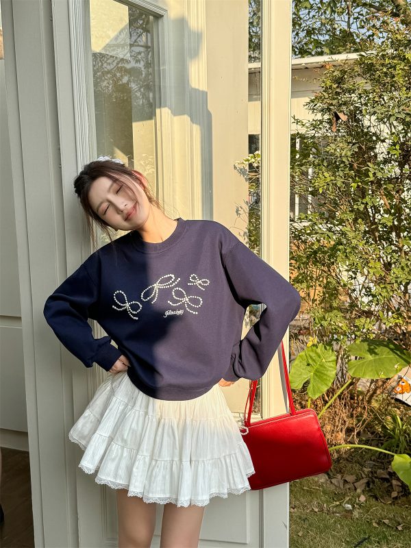 Lightweight Dark Blue Pearl Bow Pullover Sweatshirt - Round Neck Design for Women, Perfect for Spring Fashion