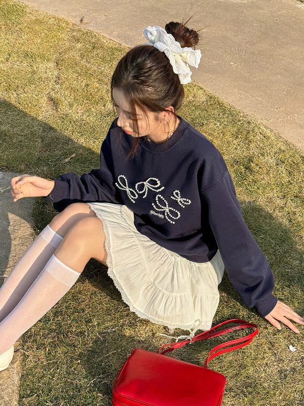 Lightweight Dark Blue Pearl Bow Pullover Sweatshirt - Round Neck Design for Women, Perfect for Spring Fashion