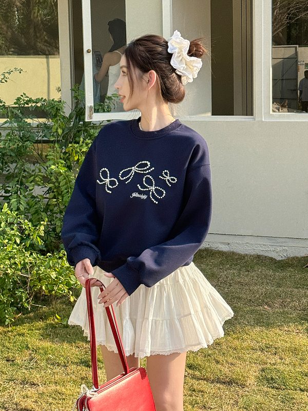 Lightweight Dark Blue Pearl Bow Pullover Sweatshirt - Round Neck Design for Women, Perfect for Spring Fashion