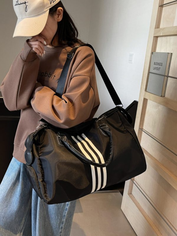 Lightweight Large-Capacity Commuter Travel Bag - Versatile Shoulder Bag for Business Trips, Gym, and Maternity Needs
