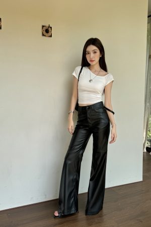 Lightweight Off-Shoulder Short Sleeve T-Shirt for Women, Versatile Fitted Summer Top with Built-In Padding, Casual Style