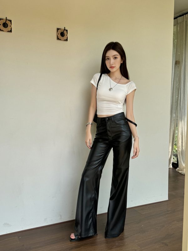 Lightweight Off-Shoulder Short Sleeve T-Shirt for Women, Versatile Fitted Summer Top with Built-In Padding, Casual Style