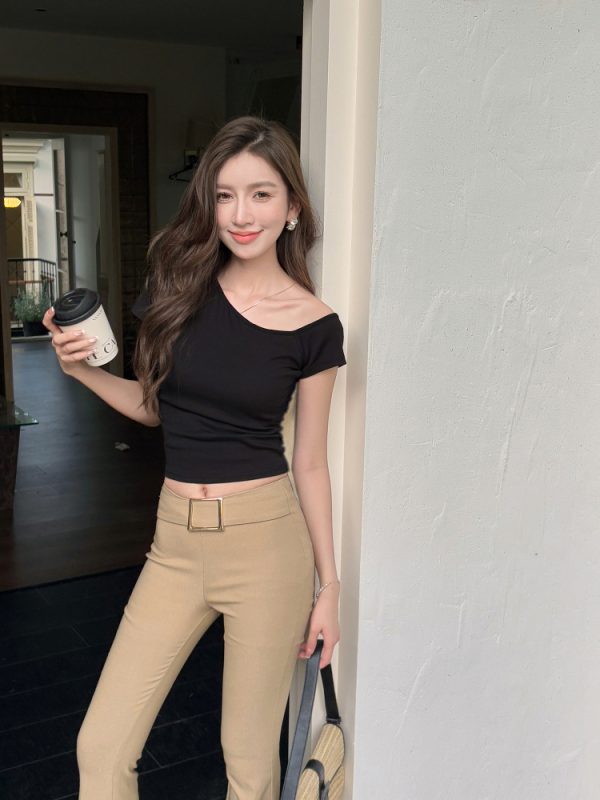 Lightweight Off-Shoulder Short Sleeve T-Shirt for Women, Versatile Fitted Summer Top with Built-In Padding, Casual Style