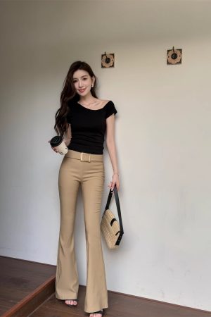 Lightweight Off-Shoulder Short Sleeve T-Shirt for Women, Versatile Fitted Summer Top with Built-In Padding, Casual Style
