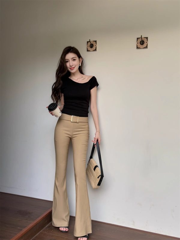 Lightweight Off-Shoulder Short Sleeve T-Shirt for Women, Versatile Fitted Summer Top with Built-In Padding, Casual Style
