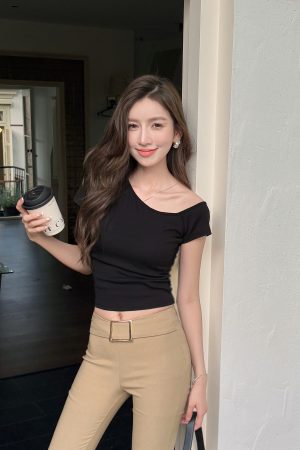 Lightweight Off-Shoulder Short Sleeve T-Shirt for Women, Versatile Fitted Summer Top with Built-In Padding, Casual Style