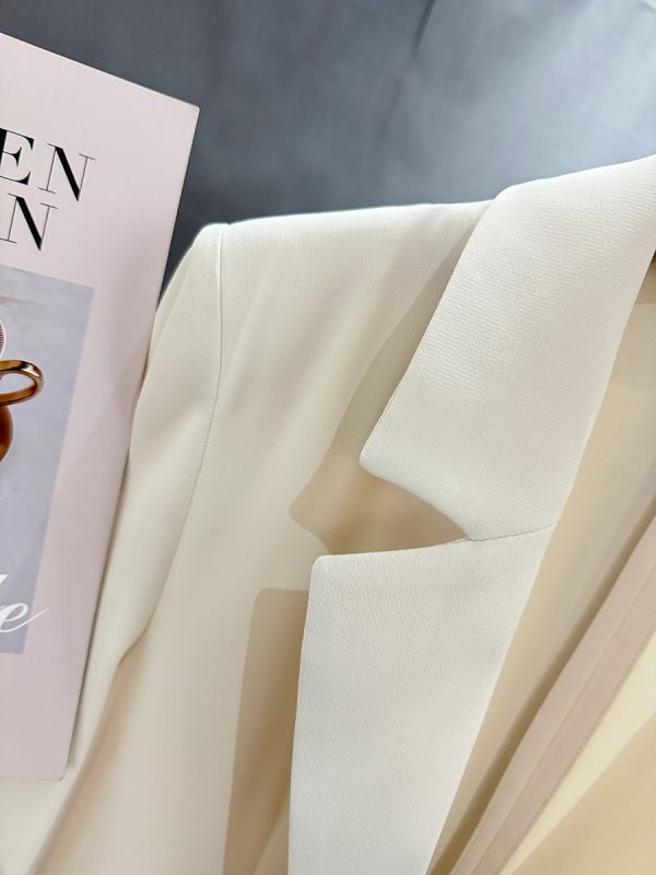 Lightweight Off-White Women's Suit Jacket - Stylish Minimalist Blazer for Summer Commuting, Fashionable 2025 Design