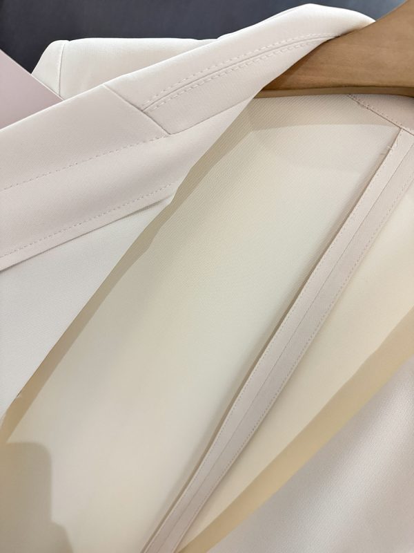Lightweight Off-White Women's Suit Jacket - Stylish Minimalist Blazer for Summer Commuting, Fashionable 2025 Design
