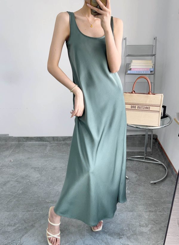 Lightweight Slant-Cut Vest Dress for Women - Slimming Satin Sleeveless Layer, Wrinkle-Resistant, Perfect for Spring and Summer.
