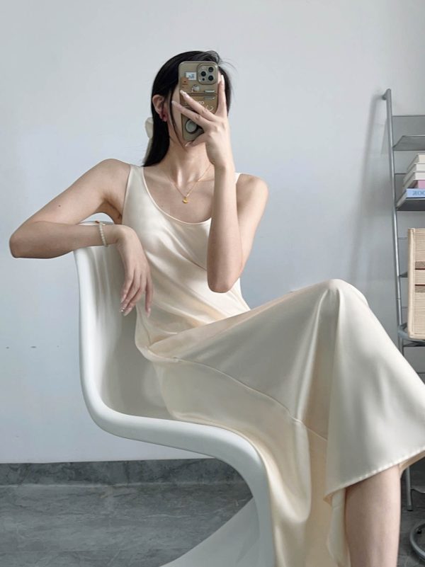 Lightweight Slant-Cut Vest Dress for Women - Slimming Satin Sleeveless Layer, Wrinkle-Resistant, Perfect for Spring and Summer.