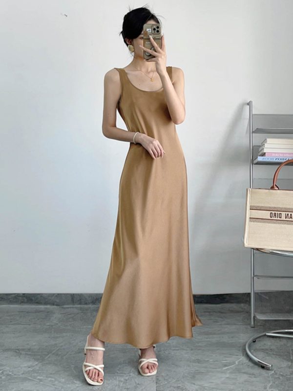 Lightweight Slant-Cut Vest Dress for Women - Slimming Satin Sleeveless Layer, Wrinkle-Resistant, Perfect for Spring and Summer.