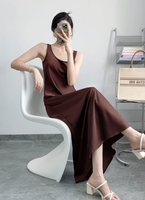 Lightweight Slant-Cut Vest Dress for Women - Slimming Satin Sleeveless Layer, Wrinkle-Resistant, Perfect for Spring and Summer.