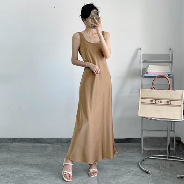 Lightweight Slant-Cut Vest Dress for Women - Slimming Satin Sleeveless Layer, Wrinkle-Resistant, Perfect for Spring and Summer.