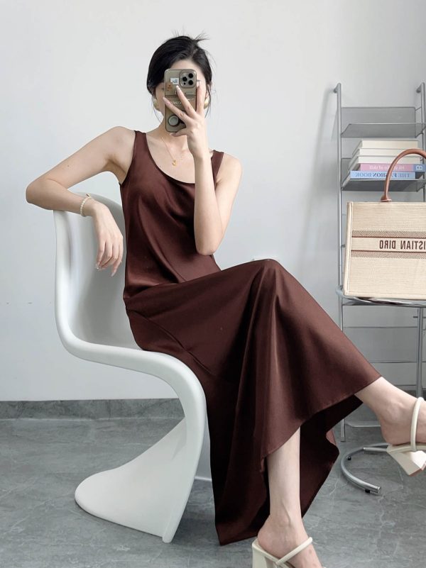Lightweight Slant-Cut Vest Dress for Women - Slimming Satin Sleeveless Layer, Wrinkle-Resistant, Perfect for Spring and Summer.