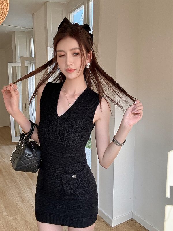 Lightweight V-Neck Bodycon Dress with Textured Knit Waist-Cinching, Slim Fit, Elegant Black Short Skirt for Spring and Summer Fashion