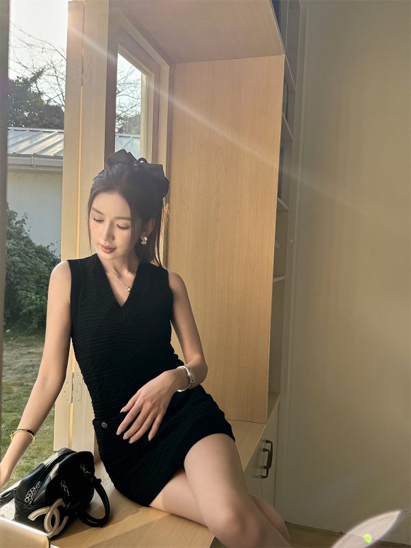 Lightweight V-Neck Bodycon Dress with Textured Knit Waist-Cinching, Slim Fit, Elegant Black Short Skirt for Spring and Summer Fashion