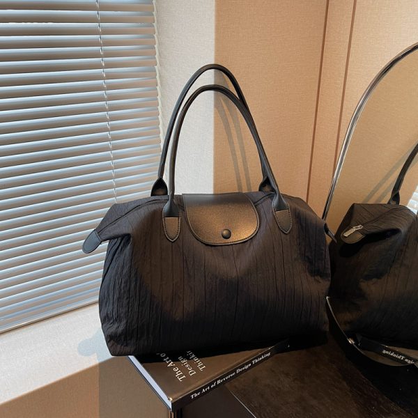 Lightweight Women's Large Capacity Commuter Bag - Fashionable Shoulder Bag for Business Travel, Maternity, and Gym