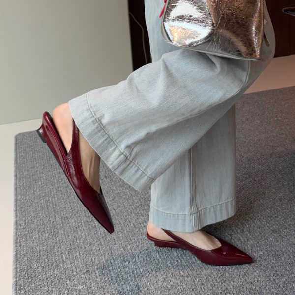 Minimalist Pointed Toe Flat Sandals for Women - Subtle Wedge Heel, Stylish Commuting Design, Perfect for Everyday Wear