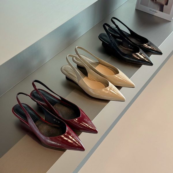 Minimalist Pointed Toe Flat Sandals for Women - Subtle Wedge Heel, Stylish Commuting Design, Perfect for Everyday Wear