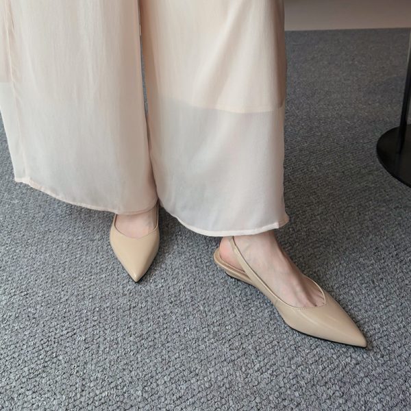 Minimalist Pointed Toe Flat Sandals for Women - Subtle Wedge Heel, Stylish Commuting Design, Perfect for Everyday Wear