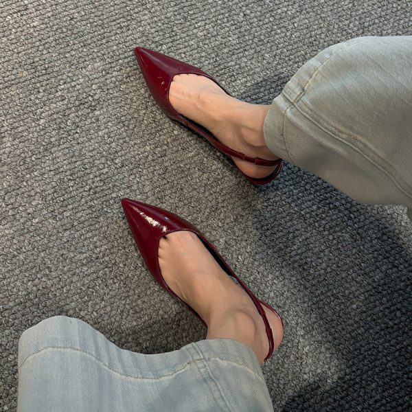 Minimalist Pointed Toe Flat Sandals for Women - Subtle Wedge Heel, Stylish Commuting Design, Perfect for Everyday Wear