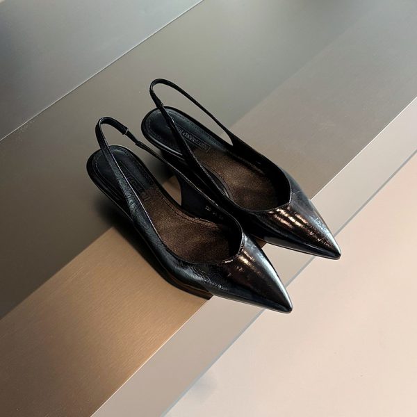 Minimalist Pointed Toe Flat Sandals for Women - Subtle Wedge Heel, Stylish Commuting Design, Perfect for Everyday Wear