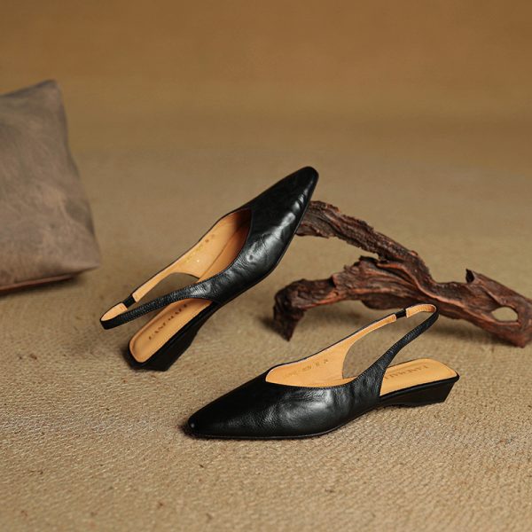 Minimalist V-Shaped Genuine Leather Toe Sandals for Comfortable Commuting - Versatile Slimming Design in Light Luxury Style