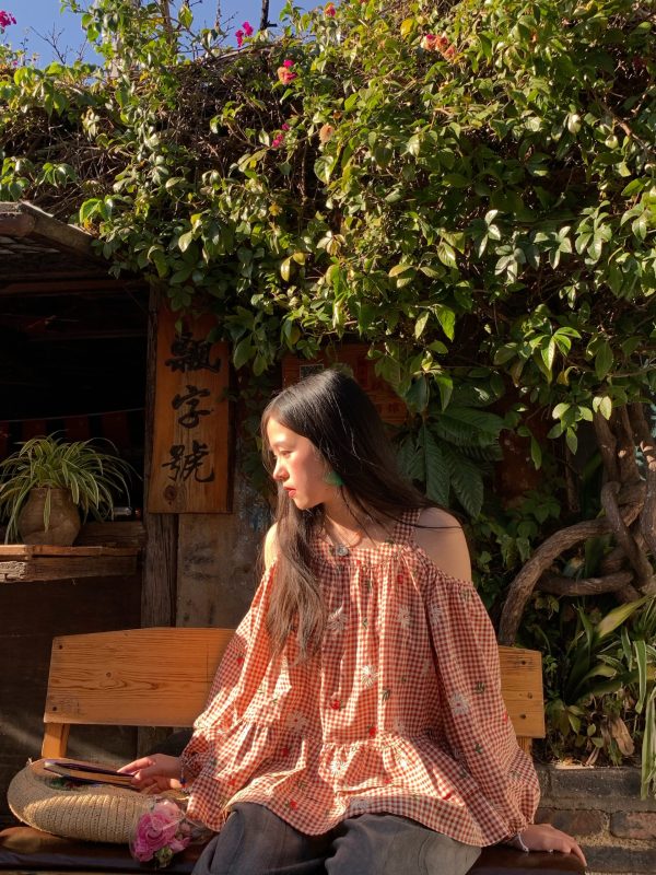 Off-Shoulder Retro Embroidered Cotton Doll Shirt - Women's Spring Lantern Sleeve Top in Rose Bay Style