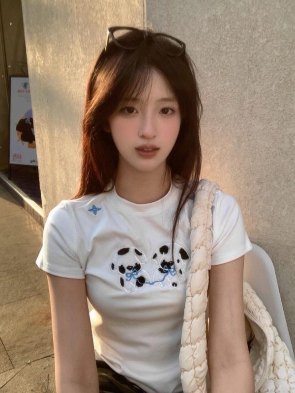 Petite Slim Fit Short-Sleeved T-Shirt with Patch Embroidery for Women - Trendy Summer Style, Age-Reducing Design